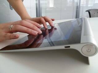 Base cilíndrica facilita digitação no tablet