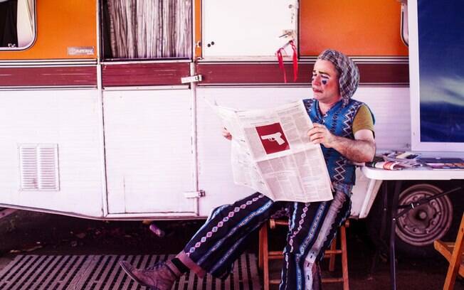 Com as roupas criadas por Leopoldo Pacheco, e a maquiagem feita pelo ator, o palhaço Leo faz graça lendo o jornal