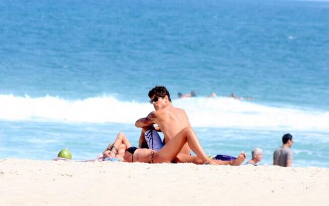 Yasmin Brunet e o marido aproveitam dia de sol na praia