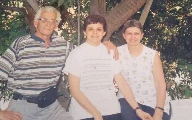Wania Setti entre o pai, Sidinei, e a mãe, Marly: família viveu o mal de Alzheimer com muito carinho e compreensão