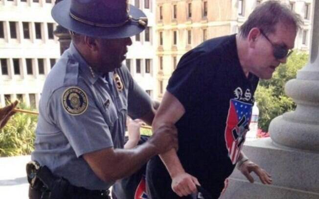 Policial negro ajuda racista que passou mal por causa do calor