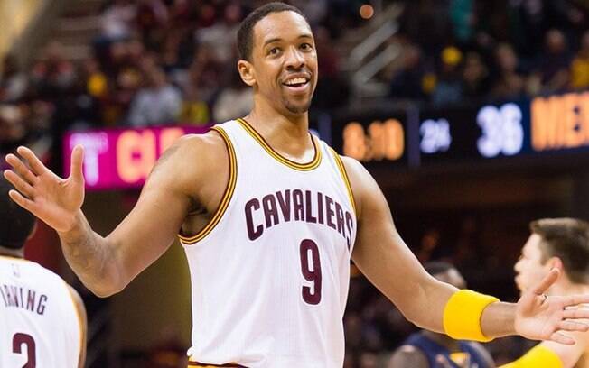 Channing Frye foi o destaque do Cleveland Cavaliers na vitória sobre o Charlotte Hornets por 100 a 93 Channing Frye foi o destaque do Cleveland Cavaliers na vitória sobre o Charlotte Hornets por 100 a 93