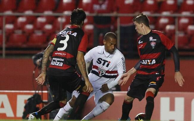 Ademilson foi titular do São Paulo contra o Vitória e deve encarar o Cruzeiro