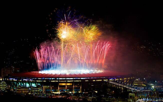 Fogos de artifício explodem na cobertura do estádio do Maracanã, marcando o fim da Copa do Mundo de 2014