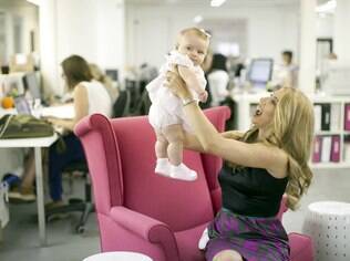 Jennifer Fleiss, cofundadora da Rent the Runway, brinca com a filha Daniella no escritório da empresa