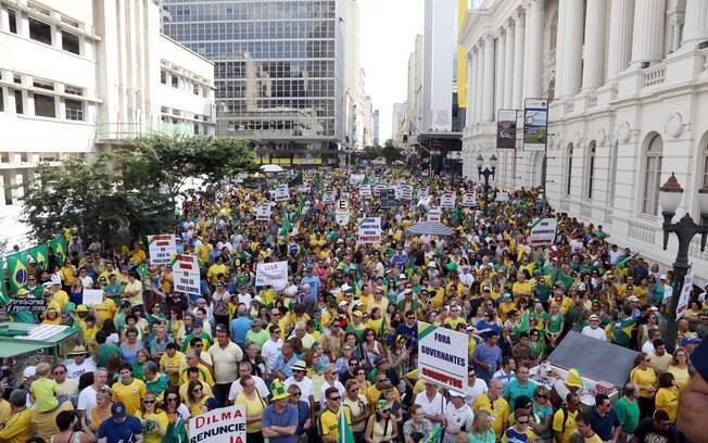 Em Curitiba, cerca de 40 mil pessoas foram às ruas contra governo de Dilma Rousseff (12/04/2015). Foto: Orlando kissner/ Fotos Públicas