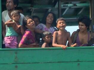 Desesperados, imigrantes pularam na água para buscar mantimentos perto ao navio