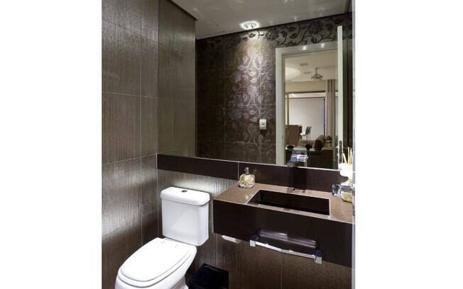 Lavabo projetado pela designer Iara Santos possui porta de dobradiça que veda melhor o som Lavabo projetado pela designer Iara Santos possui porta de dobradiça que veda melhor o som
