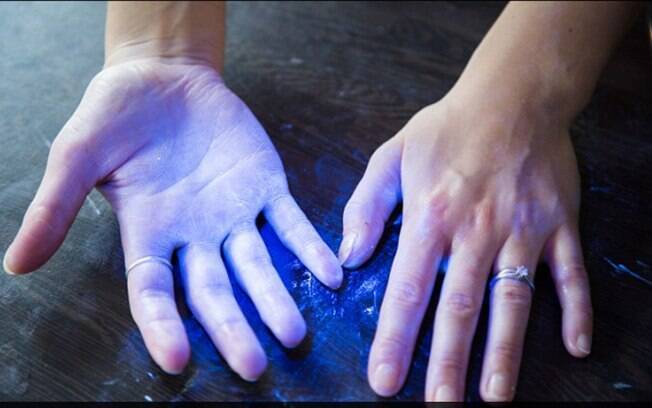 Lavar muito bem as mãos e a região das unhas é importante para não contaminar outros objetos depois da manipulação do peru