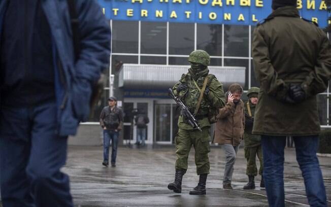 Homem com uniforme sem identificação patrula aeroporto de Simferopol, na Ucrânia (28/2)