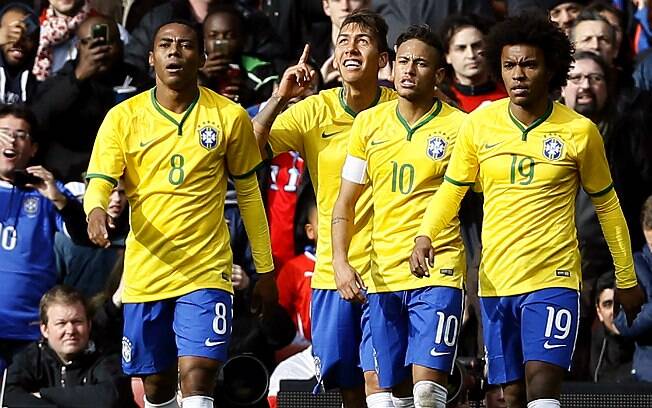 Ao lado dos companheiros, Firmino comemora o gol da vitória do Brasil sobre o Chile