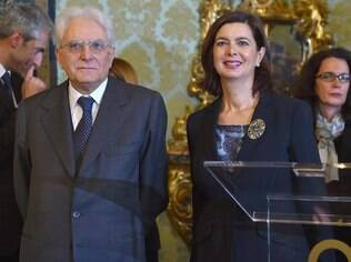 Novo presidente italiano Sergio Mattarella posa com a presidente da Câmara Baixa Laura Boldrini no edifício do tribunal Constitucional perto do Palácio Quirinal, em Roma