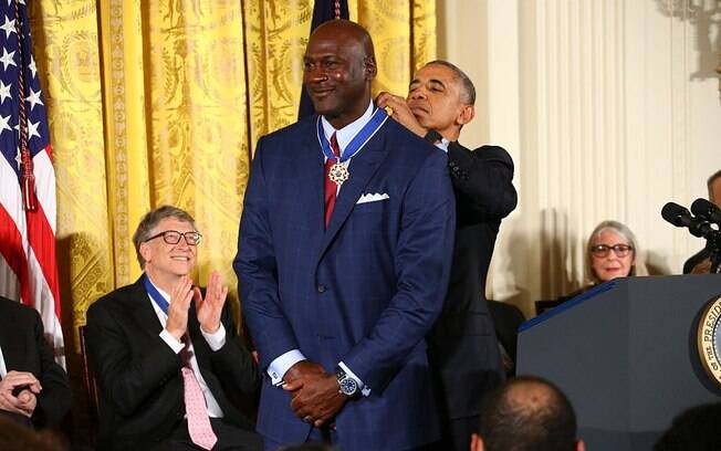 Michael Jordan, sendo homenageado pelo presidente Obama