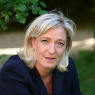A política Marine Le Pen é presidente do Front National, partido francês de extrema direita