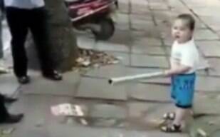 Garotinho nervoso defende avó e afasta fiscais na China; veja o vídeo