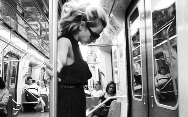 Eles andam de metrô: Nathália Rodrigues faz pose no transporte público