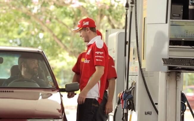 Alemão Sebastian Vettel viveu um dia de frentista em posto de gasolina de São Paulo