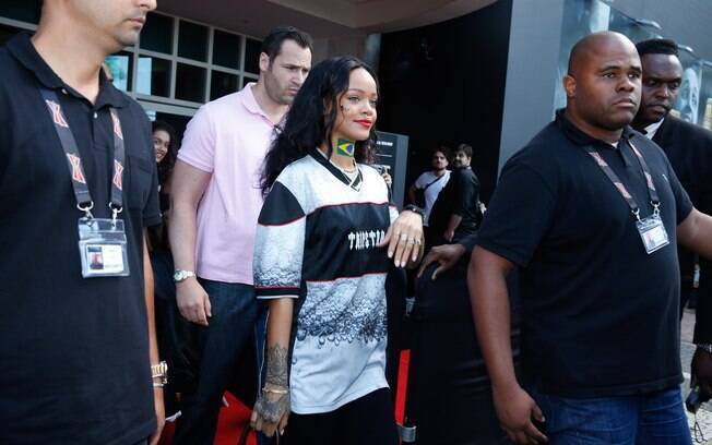 Com bandeira do Brasil pintada no pescoço e nome de Pelé no rosto, Rihanna deixa hotel a caminho do Maracanã, palco da Final da Copa do Mundo
