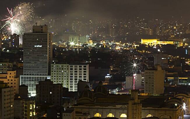 Queima de fogos vista na região central de São Paulo (SP), nesta sexta-feira (1). Foto: Adailton Damasceno/Futura Press