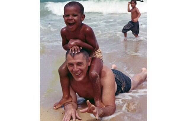O homem mais poderoso do mundo já foi uma pequena criança que curtia muito brincar na praia