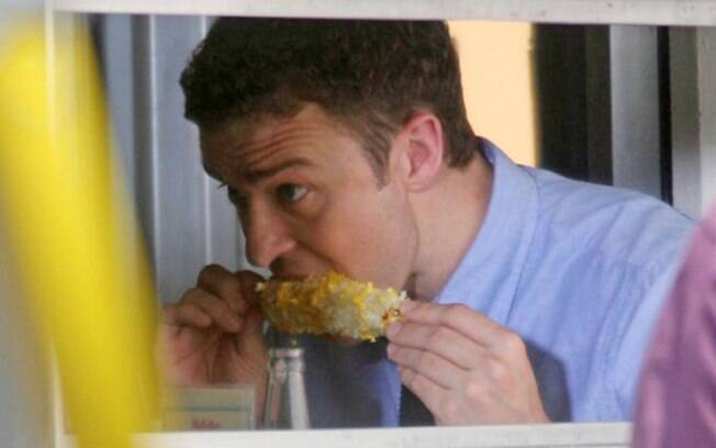 Justin Timberlake tentou ser mais saudável na hora de matar a fome e escolheu um milho verde