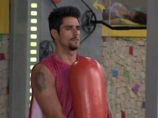 Diego sobre Bella: “Não estou engolindo ela há muito tempo já. Falsa!”,