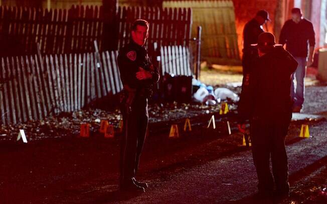 Policiais investigam local de tiroteio ocorrido nesta madrugada nos Estados Unidos