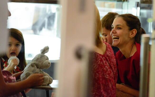 Katie Holmes volta a sorrir em passeio com a filha Suri