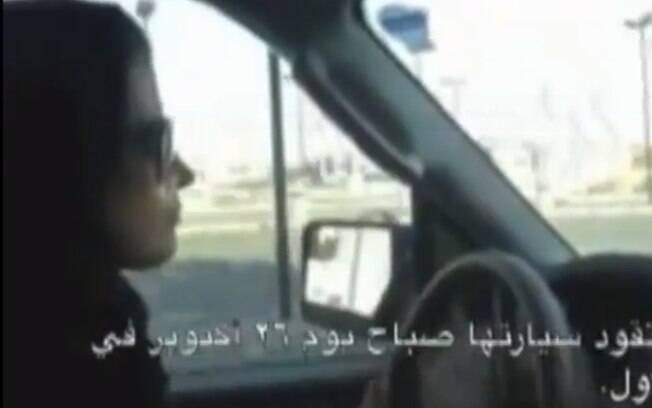 Arábia Saudita: em 2011, ano em que as mulheres conquistaram o direito ao voto, Shaima Ghassaniya foi chicoteada por dirigir. Foto: Reprodução