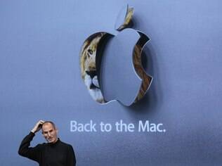 Steve Jobs (1955-2011) é visto em lançamento de novidades da linha Mac em 2010