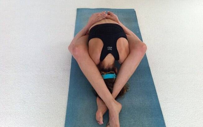 Luciana Gimenez em mais uma das posturas de ioga