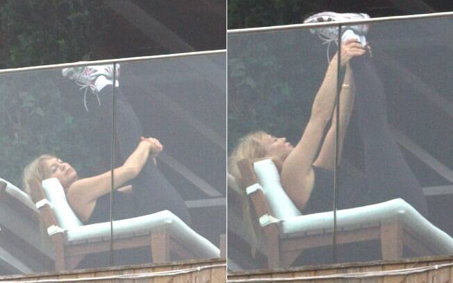 Goldie Hawn faz alongamento na varanda do hotel Fasano, no Rio de Janeiro, na manhã desta quinta-feira (3)