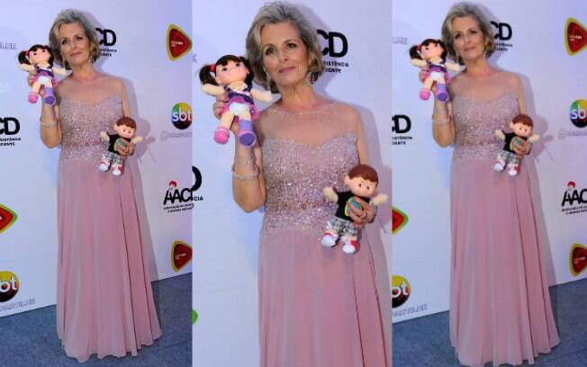 Irene Ravache ficou emocionada ao prestar homenagem para Hebe Camargo no palco do Teleton 2013