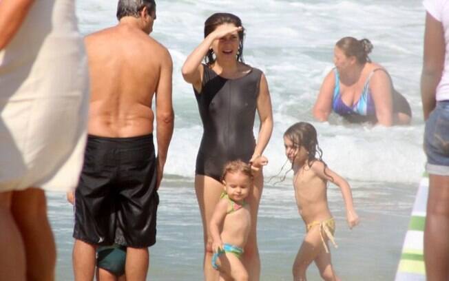 Claudia Abreu com a família na praia