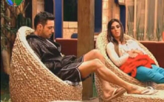 Nicole Bahls e Vavá conversam na varanda sobre a Roça que enfrentam juntos