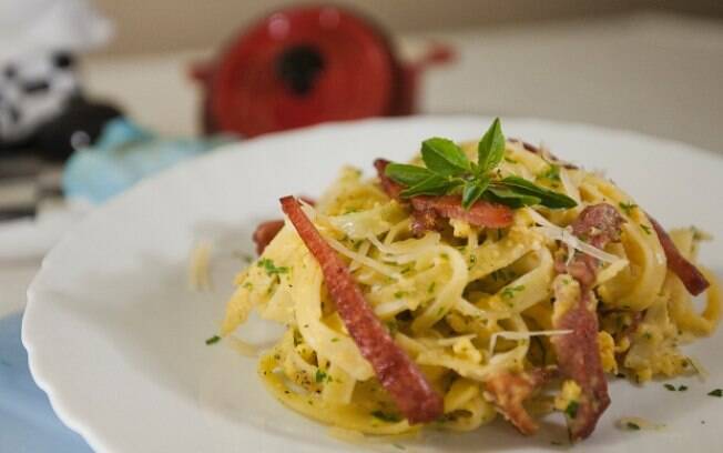 A chef Sâmara Martins, do blog Encontro Gourmet, criou uma carbonara a partir de ovos mexidos muito salgados