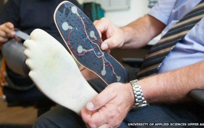 Sensores aplicados à base do pé artificial transmitem informações para nervos do paciente