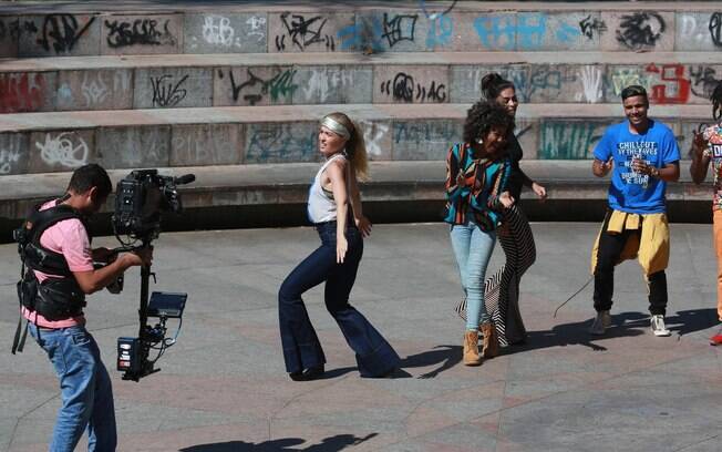 Angélica e Juliana Paes requebram e descem até o chão com grupo de dança em gravação do programa 'Estrelas'