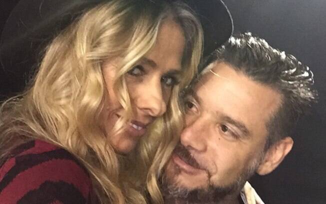 Adriane Galisteu com o marido, o empresário Alexandre Iódice, nos bastidores no SPFW