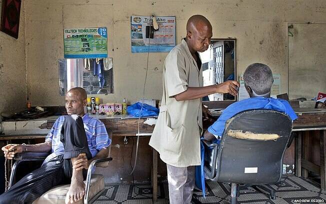 Fotos de Esiebo captam o cotidiano das barbearias de oito países africanos