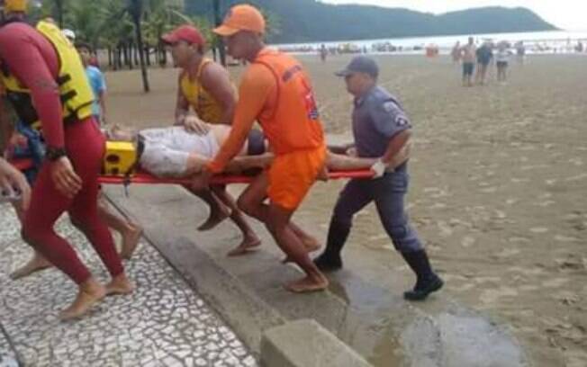 Bombeiros socorrem vítima atingida por raio em Praia Grande. Foto: Reprodução/Facebook