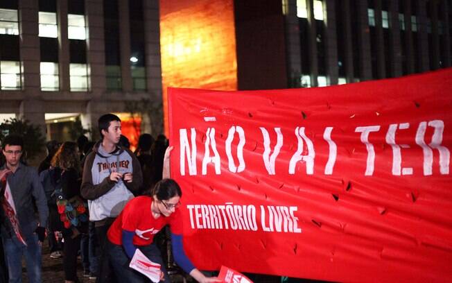Manifestantes reunidos no vão livre do Masp para o 5º Ato contra a Copa