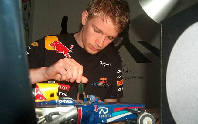 Paul Bischof trabalhando na construção da Red Bull que lhe rendeu uma vaga na equipe austríaca