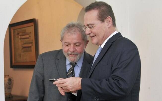 Renan conversa com Lula durante visita do ex-presidente à residência oficial do senador