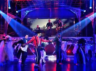 Rodrigo Teaser dança 'moonwalk' no palco do 'Programa do Jô'