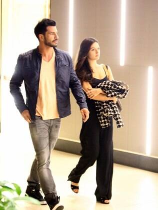 Isis Valverde e Uriel del Toro passeiam em shopping carioca
