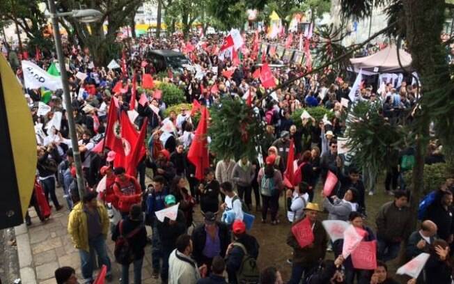 Professores do Paraná fazem caminhada em protesto nesta terça-feira (5.5.2015). Foto: Reprodução/Facebook APP Sindicato