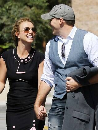 Britney Spears de mãos dadas com o novo namorado, David Lucado