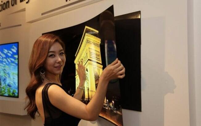 LG Display desenvolveu um painel OLED de 55 polegadas que mais parece um papel de parede: tem apenas 0.97 mm e 1.9 kg
