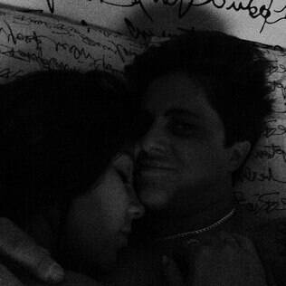 Thammy postou foto da namorada Andressa dormindo em seus braços